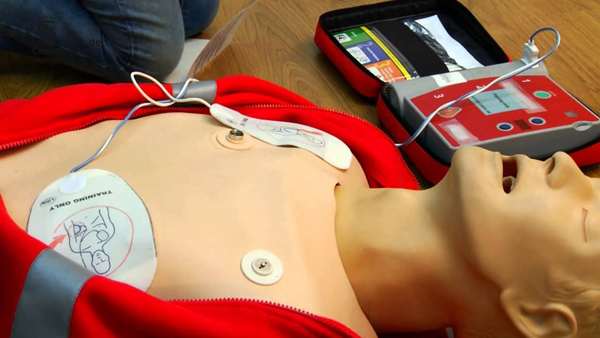 Auxiliar de enfermería: El desfibrilador, de vital importancia en caso de emergencia