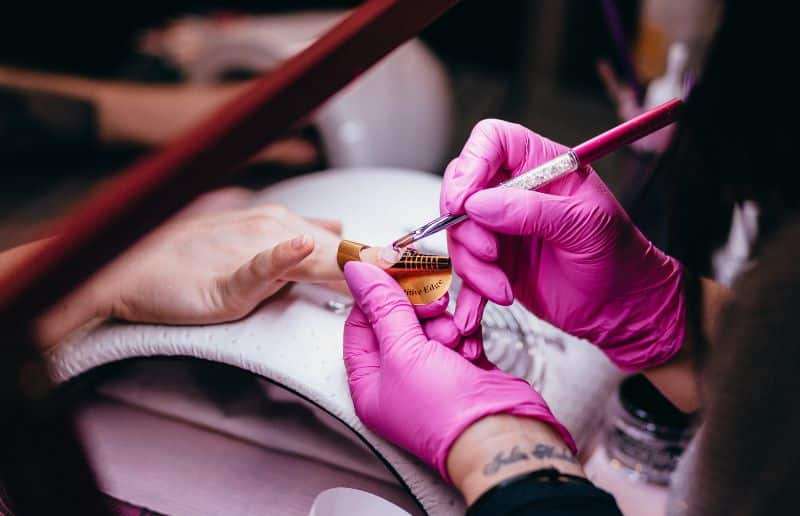 ¿Cuánto gana una manicurista en España?