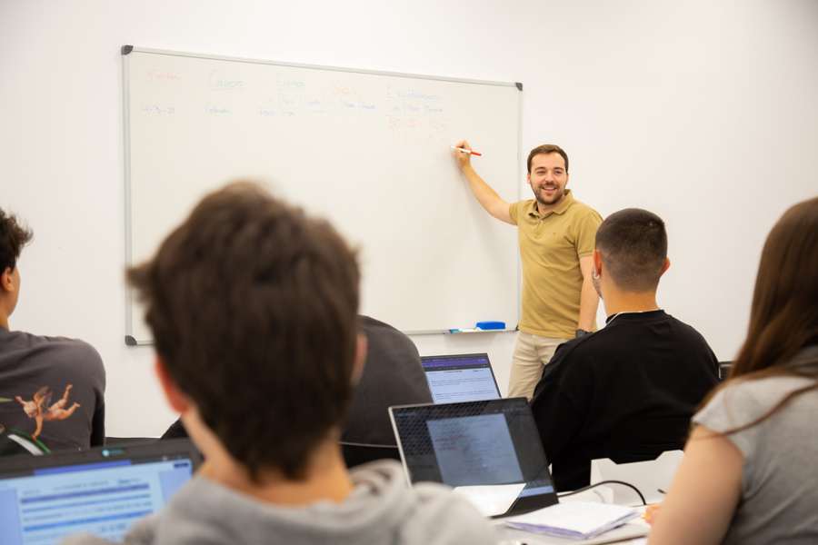 Descubre el concepto de actividades comerciales. ¿Se puede estudiar en FP?
