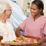 Las funciones de un auxiliar de enfermería en un geriátrico